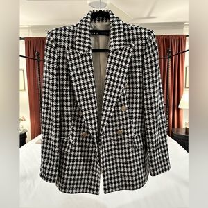Classic tweed houndstooth print double breasted blazer with gold buttons. Size M
